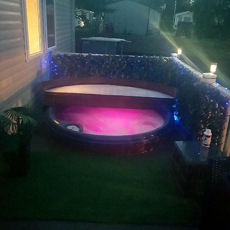 3 Bedroom Caravan With Hot Tub Tattershall Lakes Eksteriør billede