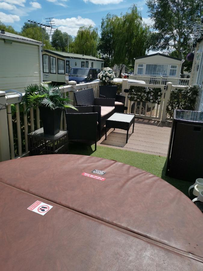 3 Bedroom Caravan With Hot Tub Tattershall Lakes Eksteriør billede