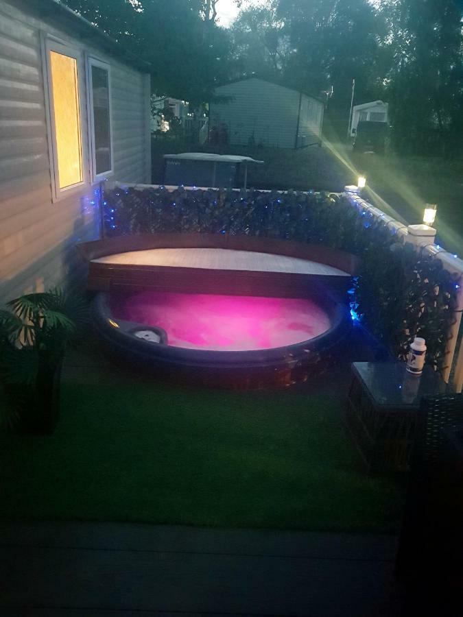 3 Bedroom Caravan With Hot Tub Tattershall Lakes Eksteriør billede